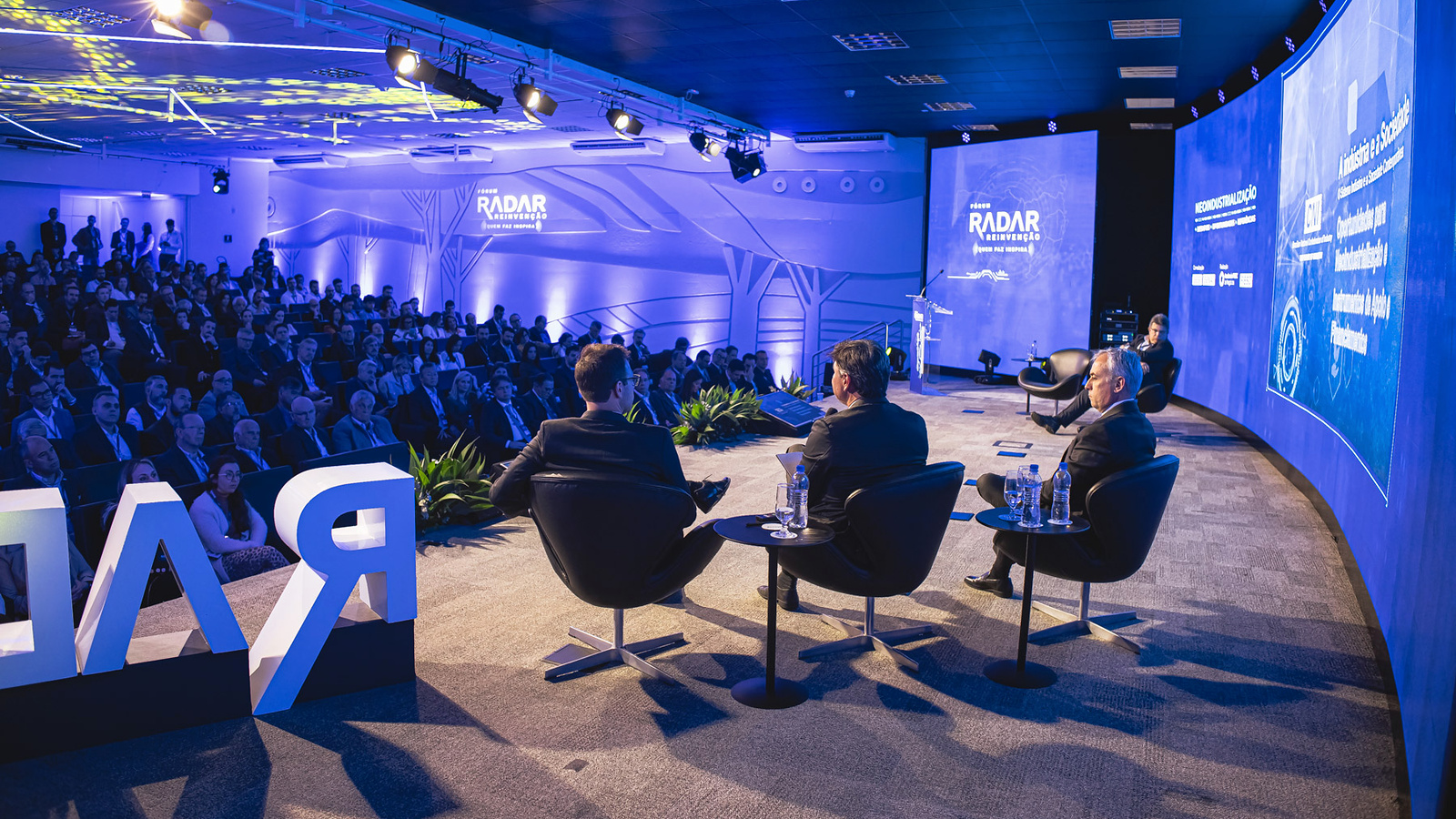 Executivos e público em fórum empresarial na sede da FIESC, em foto de arquivo