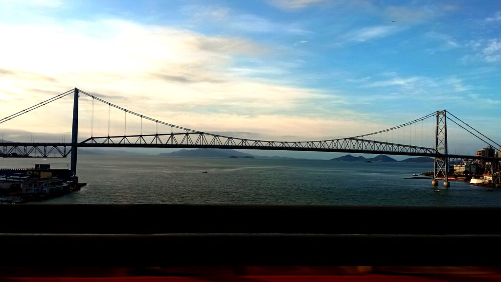 Ponte Hercílio Luz em Florianópolis, um dos polos de tecnologia em Santa Catarina
