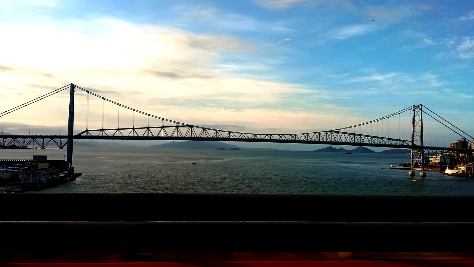 Ponte Hercílio Luz em Florianópolis, um dos polos de tecnologia em Santa Catarina