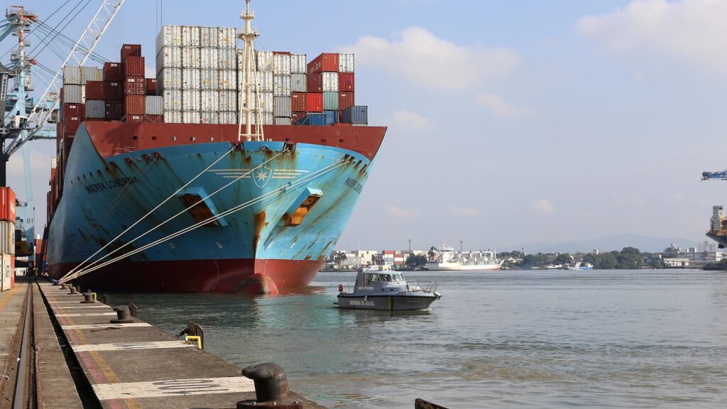 Navio porta-contêineres atracado no Porto de Itajaí em fotografia de arquivo de 2021