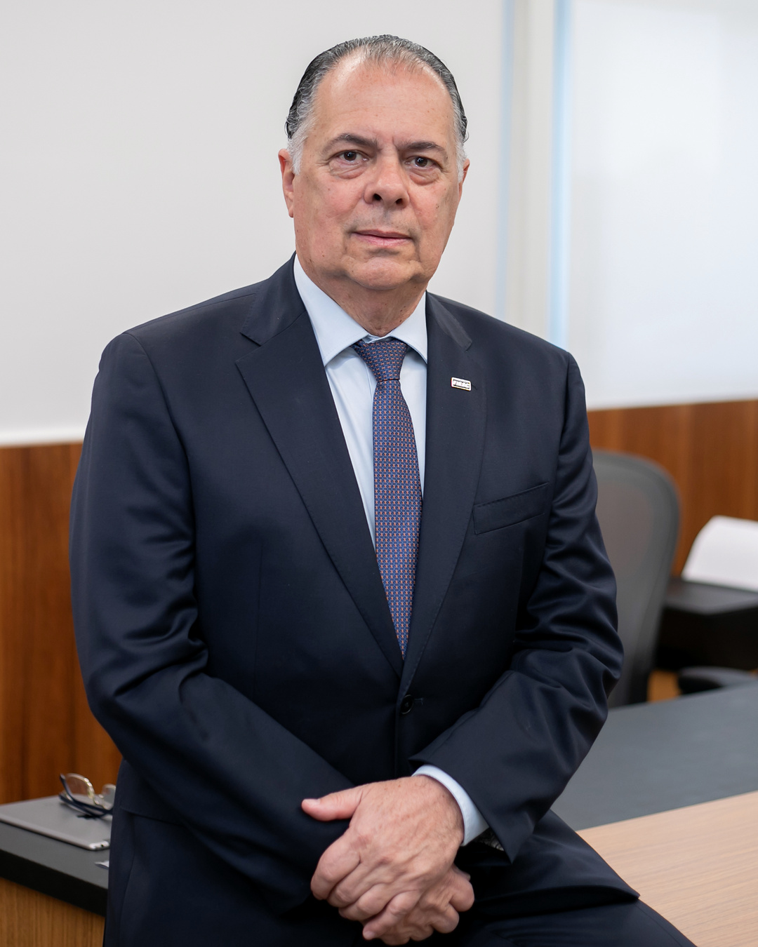 Gilberto Seleme de terno escuro em ambiente institucional da FIESC