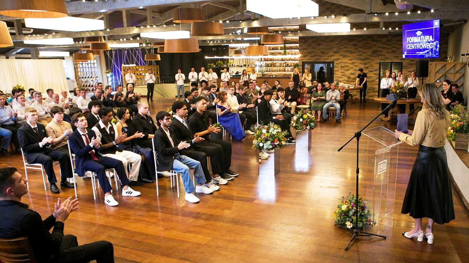 Cerimônia de formatura de aprendizes da parceria SENAI/SC e WEG em Jaraguá do Sul.