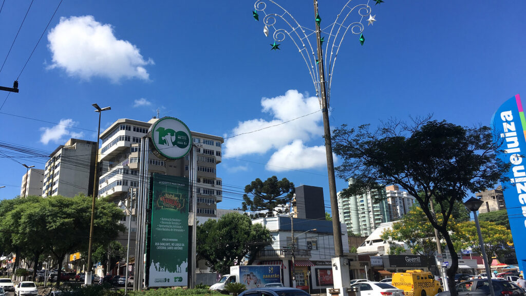 Região central de Chapecó, com edifícios e a Avenida Getúlio Vargas.